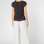 Polera blanca Francesca de la marca EV-2025-502, blusa de manga larga con diseño sencillo y cómodo para mujer.