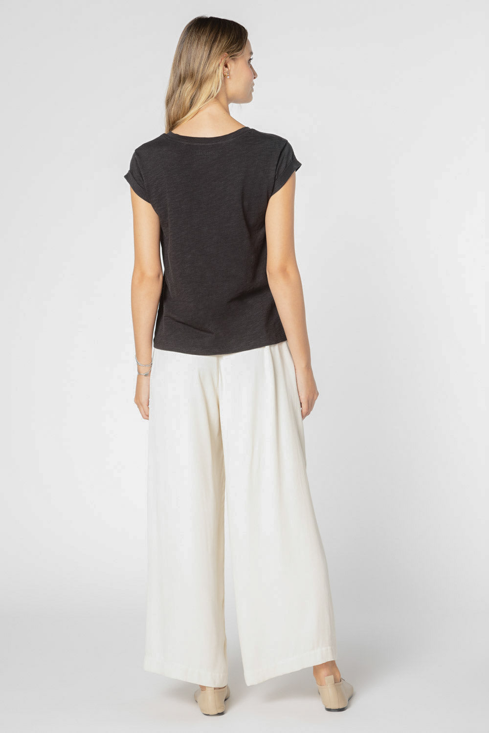 Polera blanca Francesca de la marca EV-2025-502, blusa de manga larga con diseño sencillo y cómodo para mujer.
