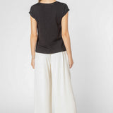 Polera blanca Francesca de la marca EV-2025-502, blusa de manga larga con diseño sencillo y cómodo para mujer.