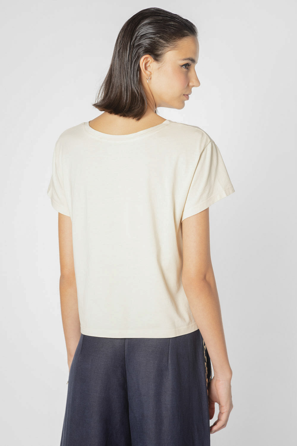 Polera Ambrosia de la marca EV-2025-500, blusa de manga larga en color azul con detalles elegantes y corte ajustado.