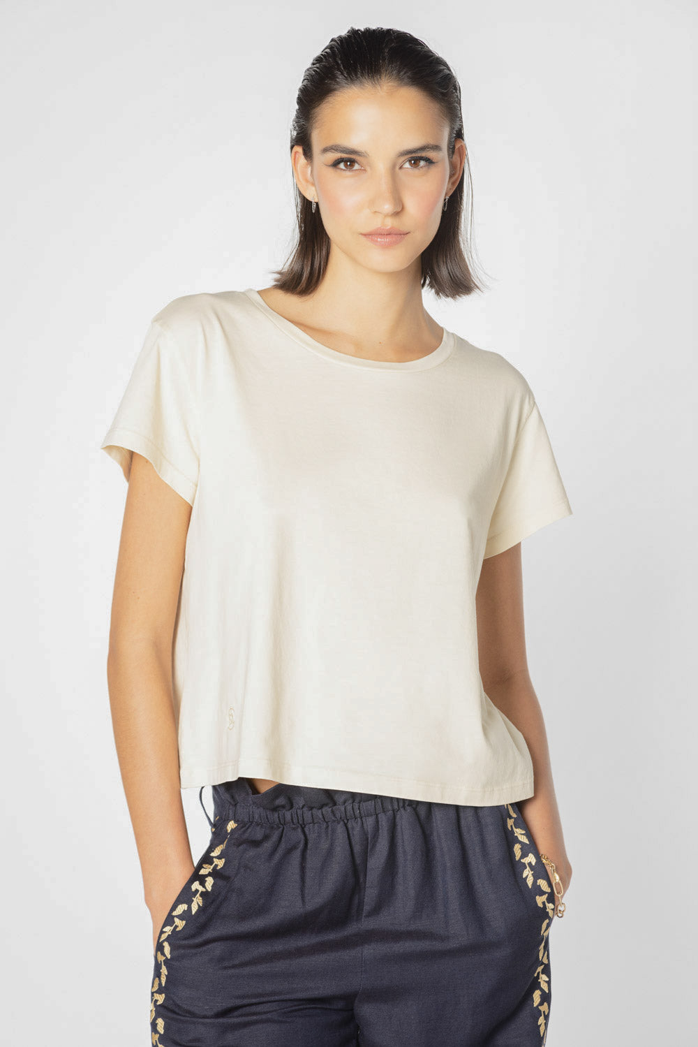 Polera Ambrosia de la marca EV-2025-500, blusa de tela suave en color neutro, vista frontal sobre fondo blanco.