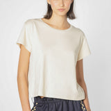 Polera Ambrosia de la marca EV-2025-500, blusa de tela suave en color neutro, vista frontal sobre fondo blanco.