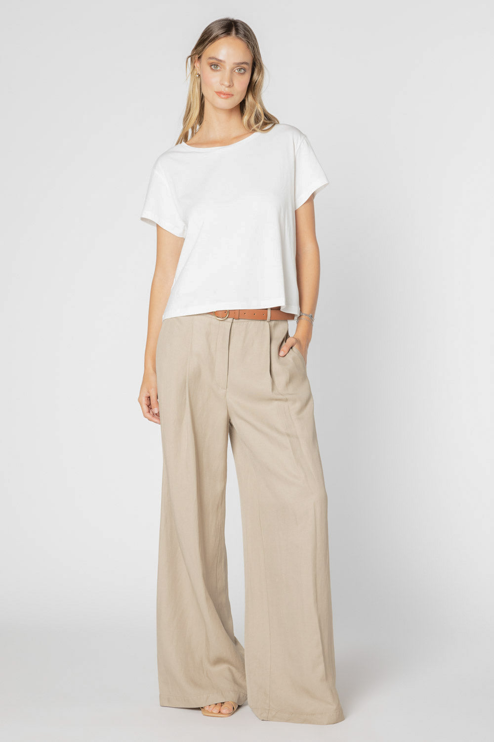 Polera Ambrosia de la marca EV-2025-500 en color blanca, con diseño sencillo y estilo casual para mujer.