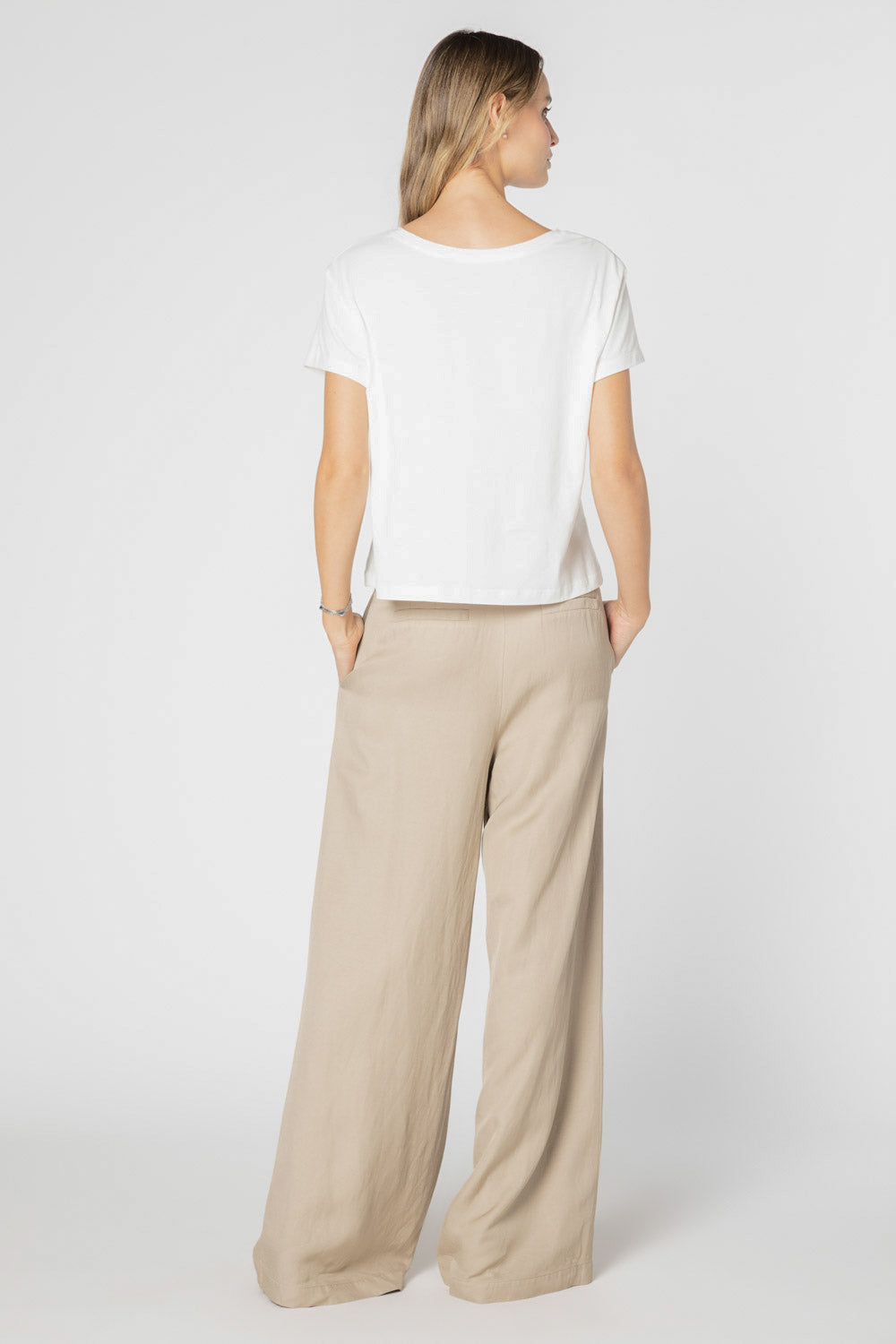 Polera Ambrosia de la marca EV-2025-500, blusa de tela suave con diseño moderno, vista frontal.