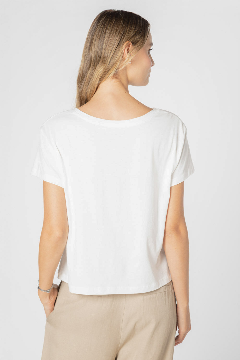 Polera Ambrosia de la marca EV-2025-500, blusa de manga larga en color suave, con diseño moderno y cómodo para uso casual.