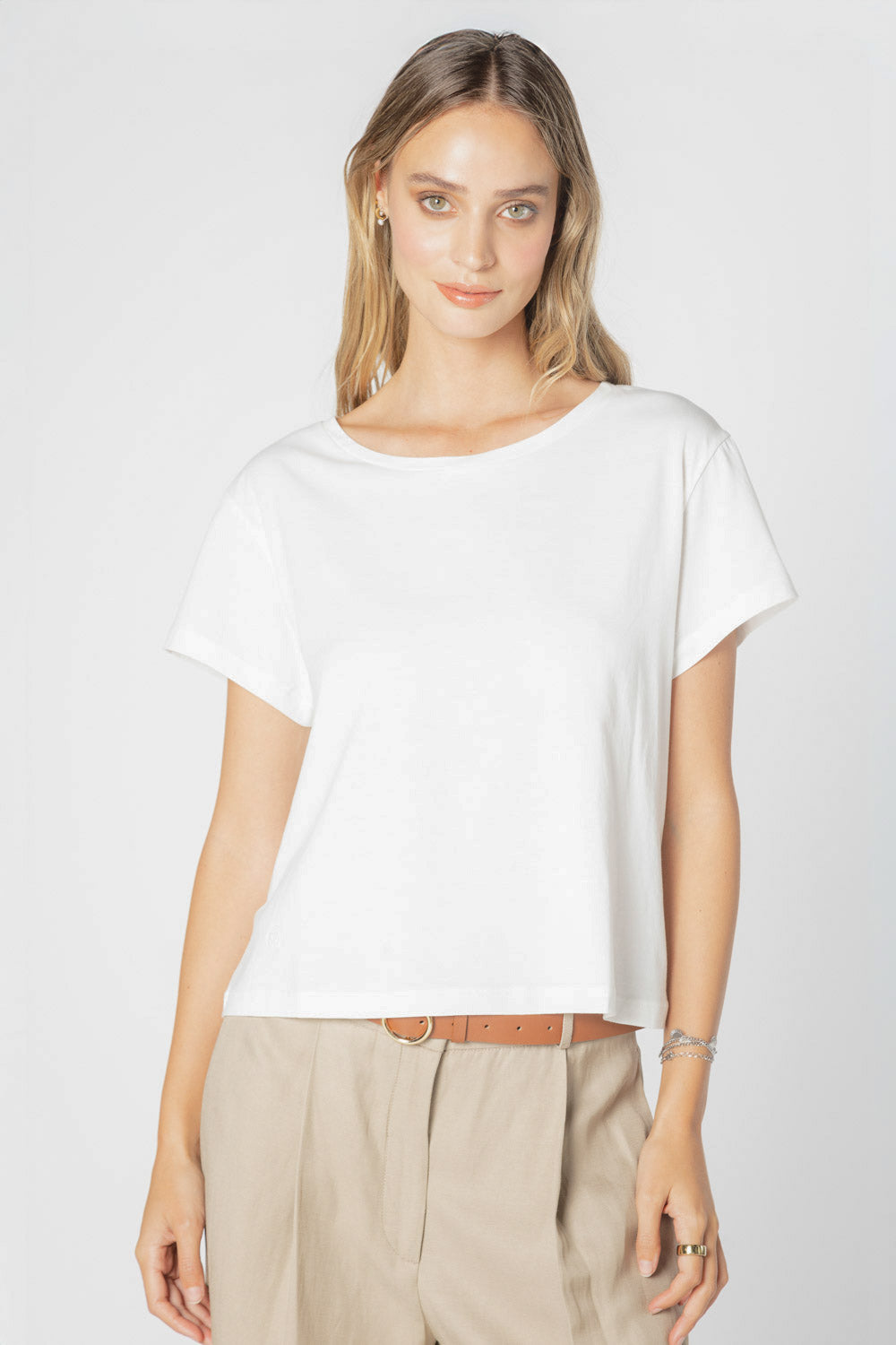 Polera Ambrosia de la marca EV-2025-500, blusa de tela suave en diseño moderno, vista frontal sobre fondo neutro.