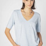 Polera EV-2025-501 Cassie de moda, color gris, con cuello redondo y manga larga, vista frontal.