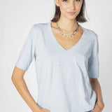 Polera EV-2025-501 Cassie de moda, color gris, con cuello redondo y manga larga, vista frontal.