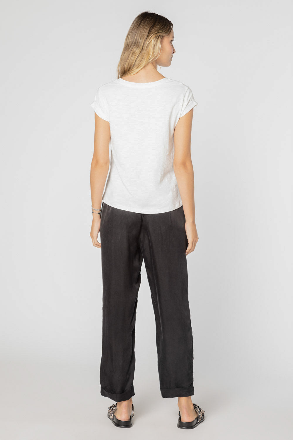 Polera Francesca de la marca EV-2025-502, blusa de manga larga en color beige, con diseño sencillo y cómodo para uso diario.