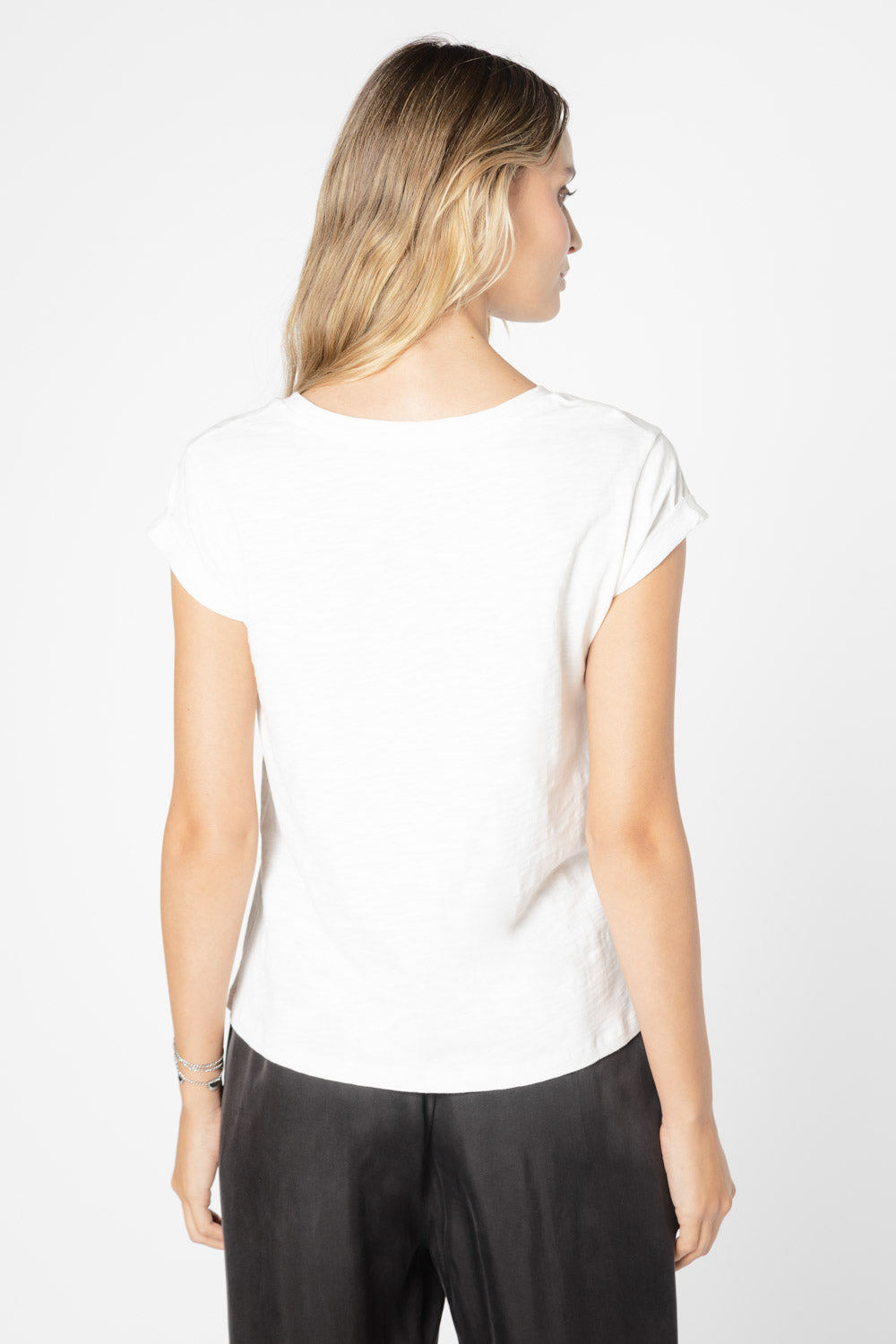 Polera Francesca de la marca EV-2025-502, blusa de manga larga en color neutro, vista frontal sobre fondo blanco.