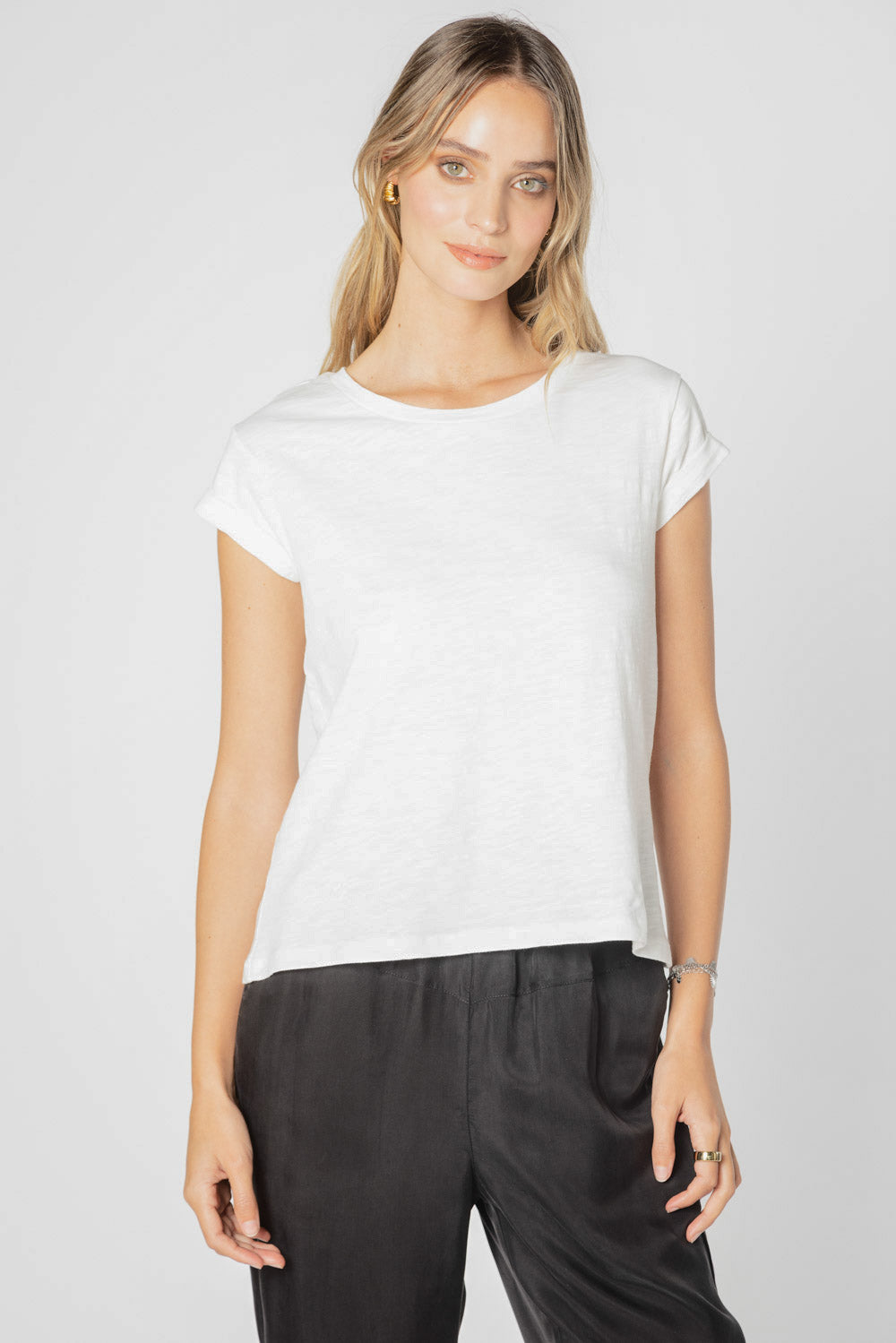 Polera Francesca de la marca EV-2025-502, blusa de manga larga en color beige con detalles elegantes y estilo casual.