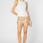 Blusa Tanner de la marca EV-2025-504 en color claro, con diseño elegante y cuello redondo, en una mujer posando.