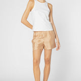Blusa Tanner de la marca EV-2025-504 en color claro, con diseño elegante y cuello redondo, en una mujer posando.