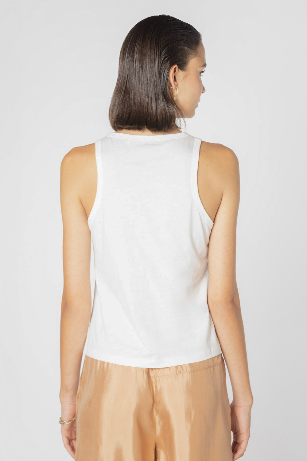 Blusa Top Tanner de la marca EV-2025-504 en color negro, con cuello redondo y manga larga, vista frontal.