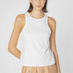 Blusa tipo Top Tanner de la marca EV-2025-504 en color blanco, con diseño sencillo y corte ajustado.