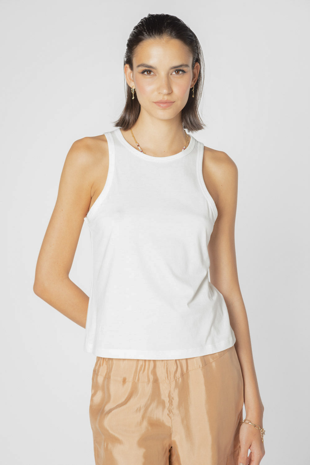 Blusa tipo Top Tanner de la marca EV-2025-504 en color blanco, con diseño sencillo y corte ajustado.