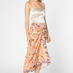 Pareo Tahiti de la marca PA-2025-07, pañuelo colorido con estampado tropical, extendido sobre una superficie blanca.