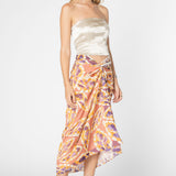 Pareo Tahiti de la marca PA-2025-07, pañuelo colorido con estampado tropical, extendido sobre una superficie blanca.