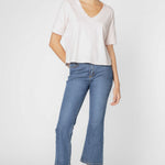 Polera EV-2025-501 Cassie de color gris con diseño simple y cuello redondo, perfecta para un estilo casual y cómodo.