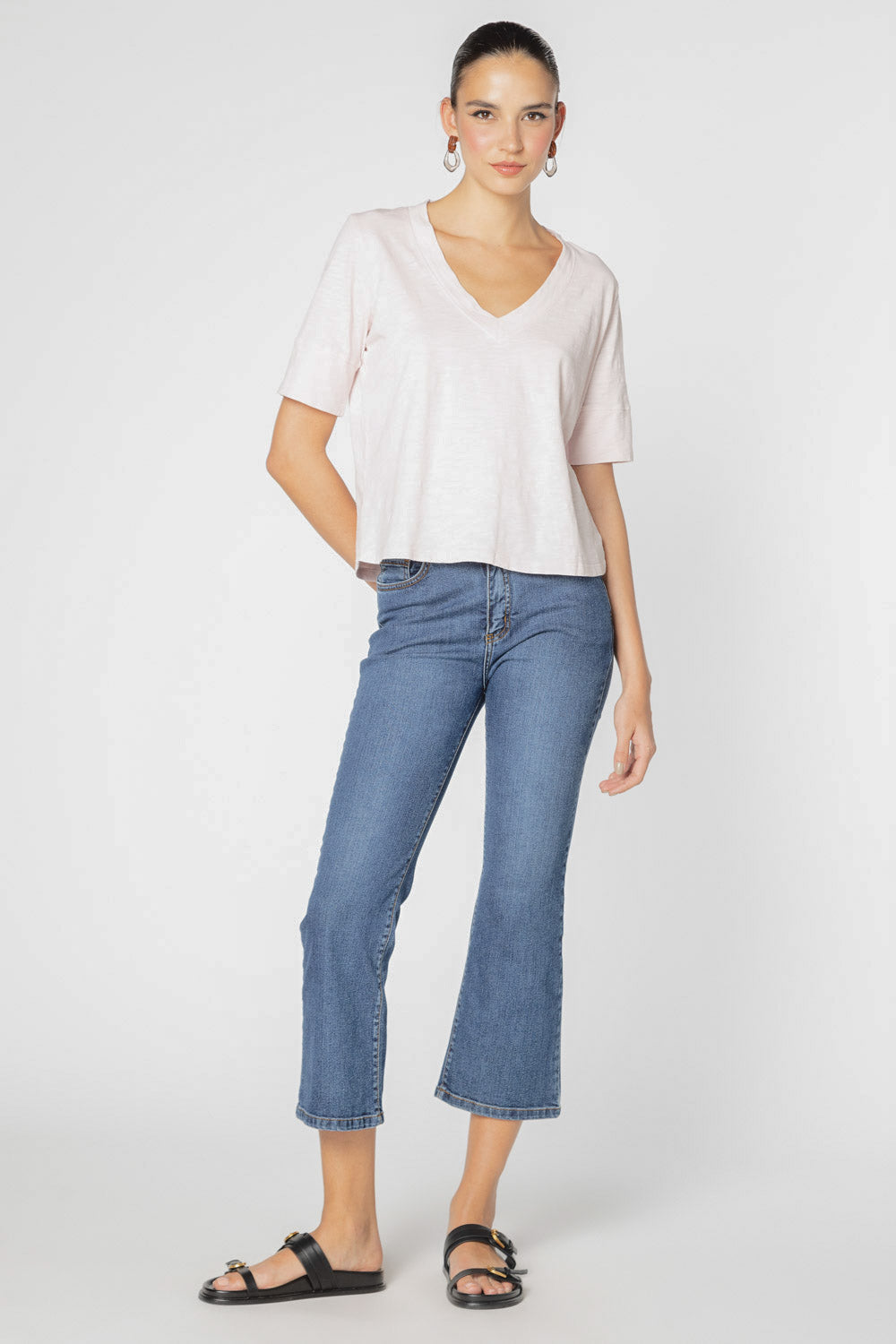 Polera EV-2025-501 Cassie de color gris con diseño simple y cuello redondo, perfecta para un estilo casual y cómodo.