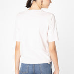 Polera EV-2025-501 Cassie en color azul con diseño simple, tela suave y cuello redondo, vista frontal.