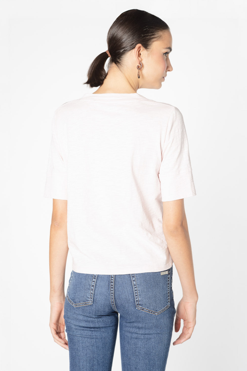 Polera EV-2025-501 Cassie en color azul con diseño simple, tela suave y cuello redondo, vista frontal.