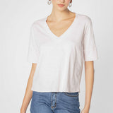 Polera EV-2025-501, estilo casual, con cuello redondo y manga larga, en color gris claro, vista frontal.