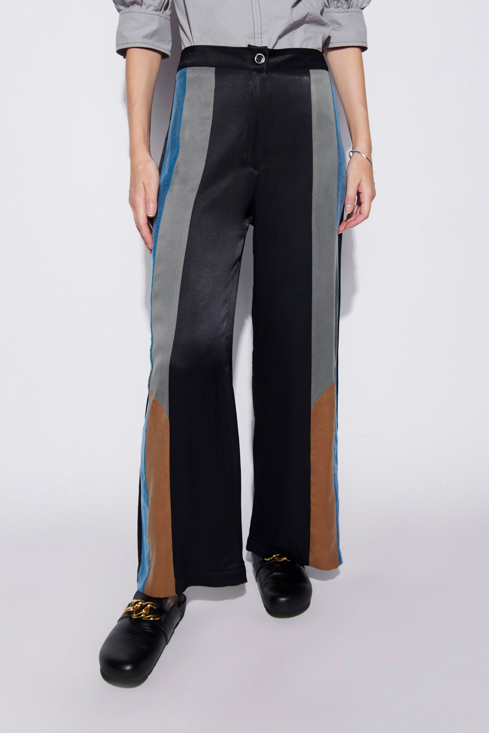 Pantalón negro O-2023-817 de la marca Foils, pantalones modernos con ajuste cómodo y estilo urbano, visible en la imagen.