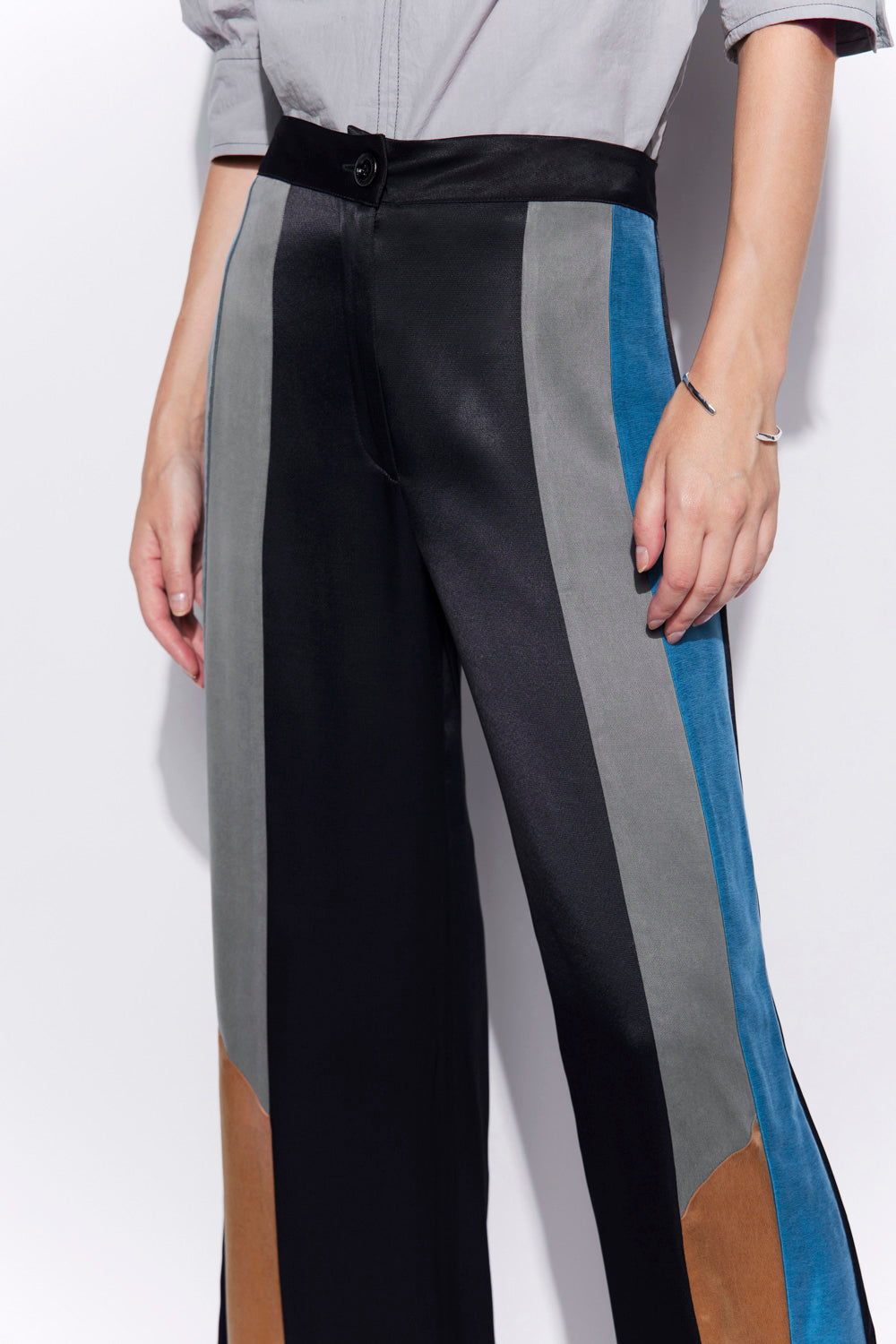 Pantalón negro O-2023-817 de la marca Foils, pantalones de estilo casual con diseño sencillo y cómodo.