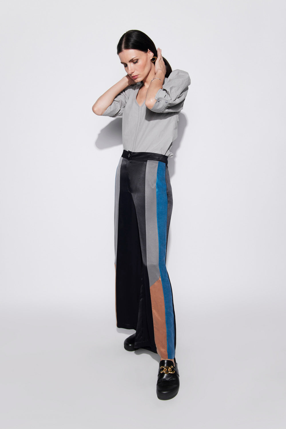 Pantalones negros O-2023-817 de la marca Foils, pantalón de estilo moderno y cómodo, visible en la imagen.