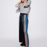 Pantalones negros O-2023-817 de la marca Foils, pantalón de estilo moderno y cómodo, visible en la imagen.