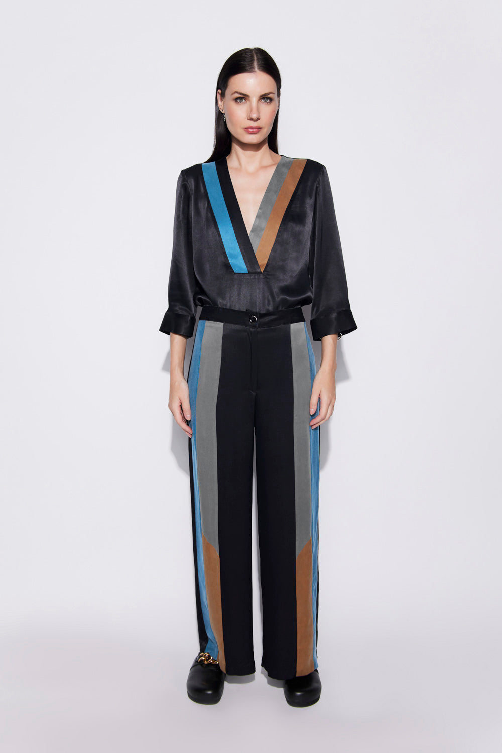 Pantalón negro Foils de la marca O-2023-817, pantalones de moda con diseño elegante y ajustado.