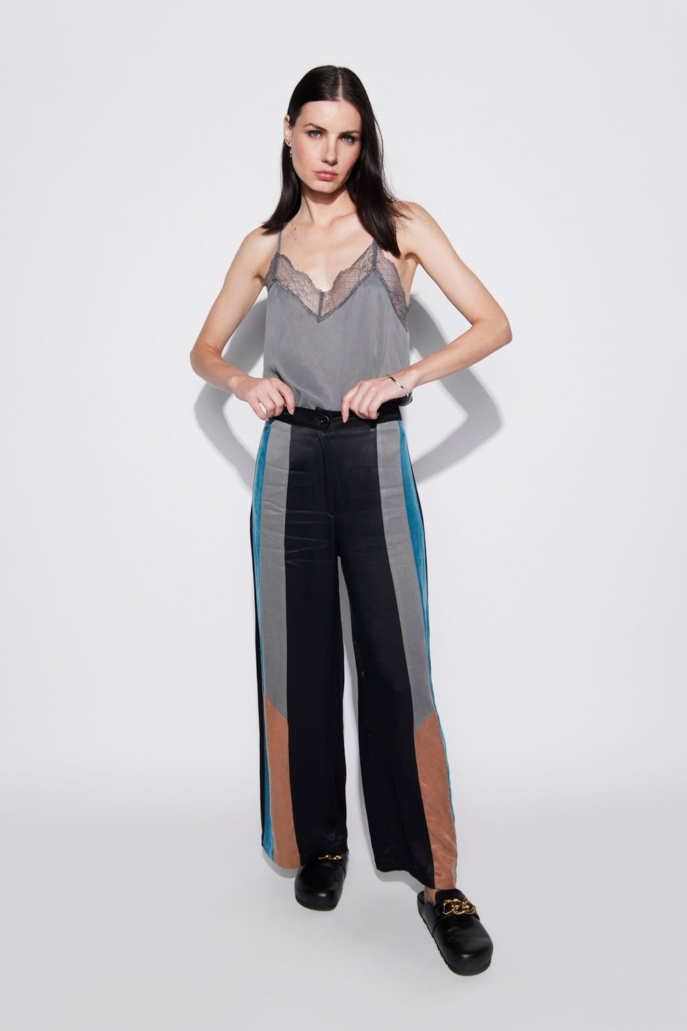 Pantalón negro O-2023-817 de la marca Foils, pantalones de estilo moderno y cómodo, con diseño simple y elegante.