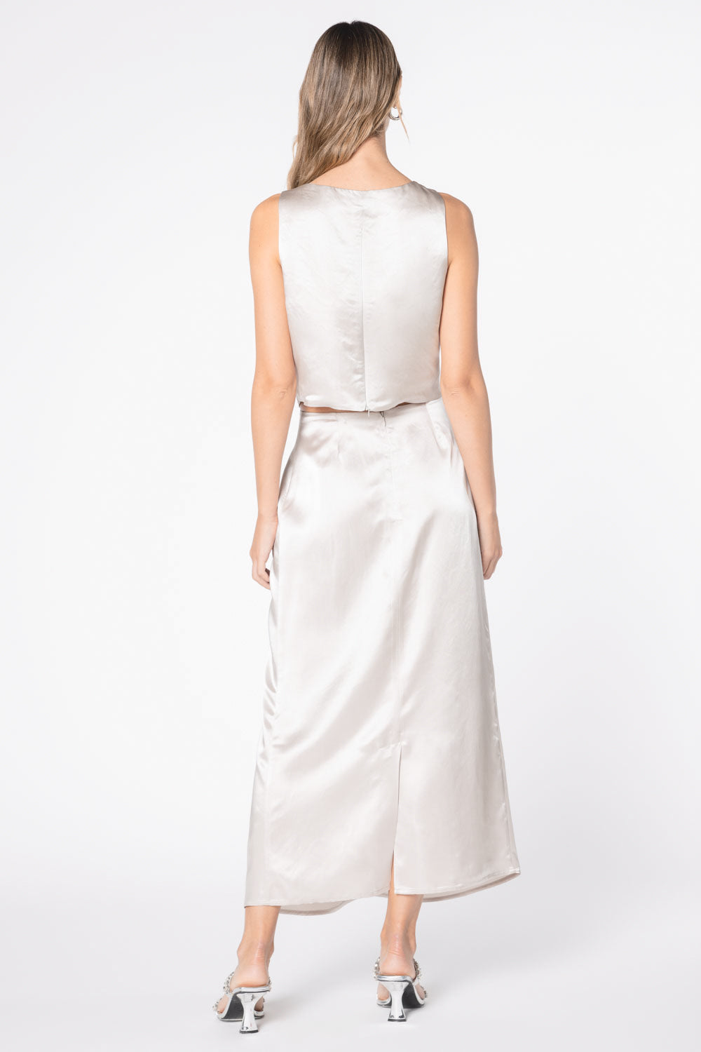 Falda Dianna de la marca FV-2025-400, diseño elegante, en color neutro, con detalles modernos y corte ajustado.