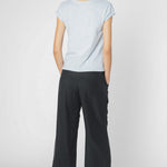 Polera Francesca de la marca EV-2025-502, blusa moderna de manga larga en color neutro, vista frontal.
