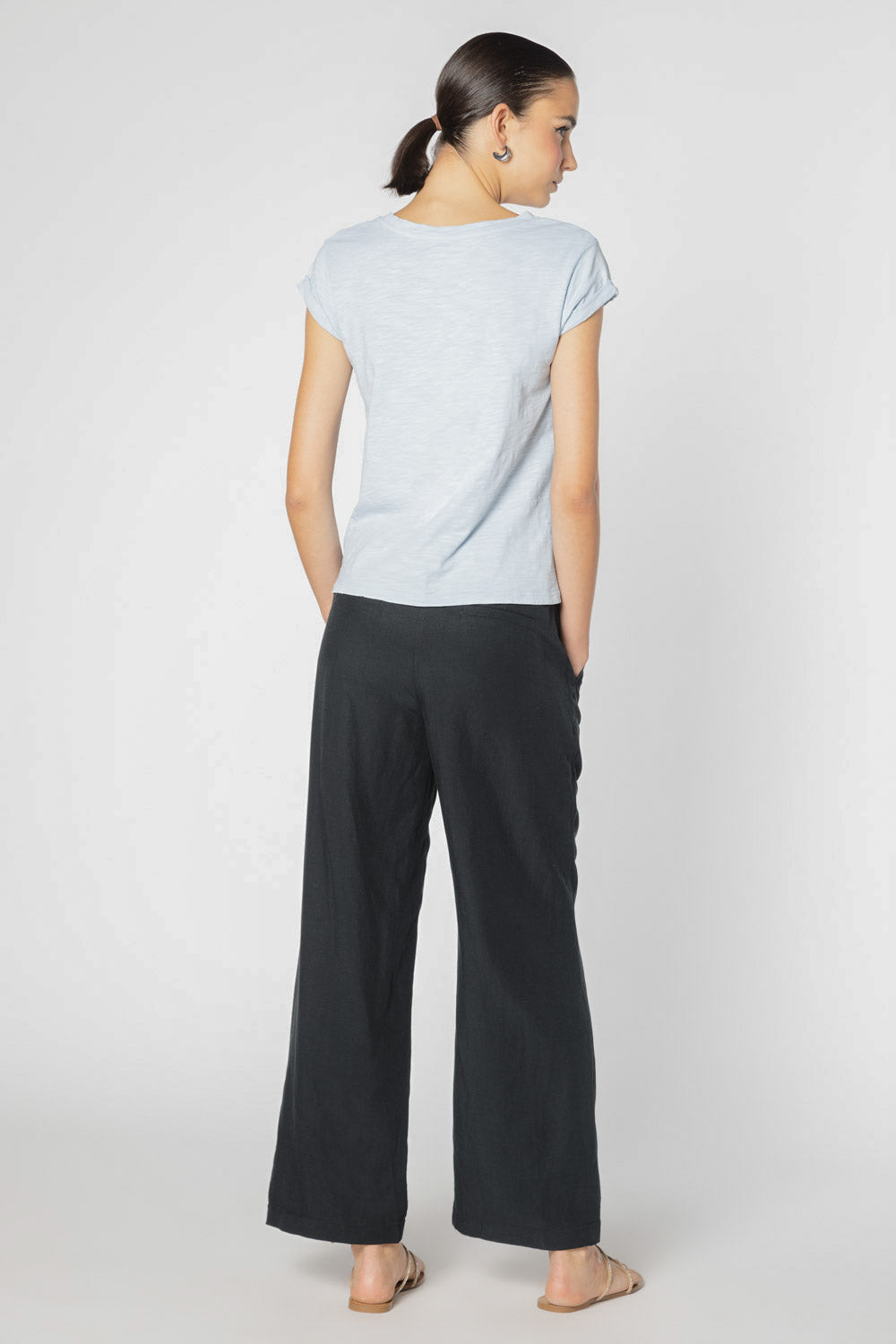 Polera Francesca de la marca EV-2025-502, blusa moderna de manga larga en color neutro, vista frontal.