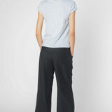 Polera Francesca de la marca EV-2025-502, blusa moderna de manga larga en color neutro, vista frontal.