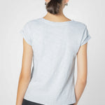 Blusa Polera Francesca de la marca EV-2025-502, de tela suave en color neutro, con cuello redondo y diseño moderno.
