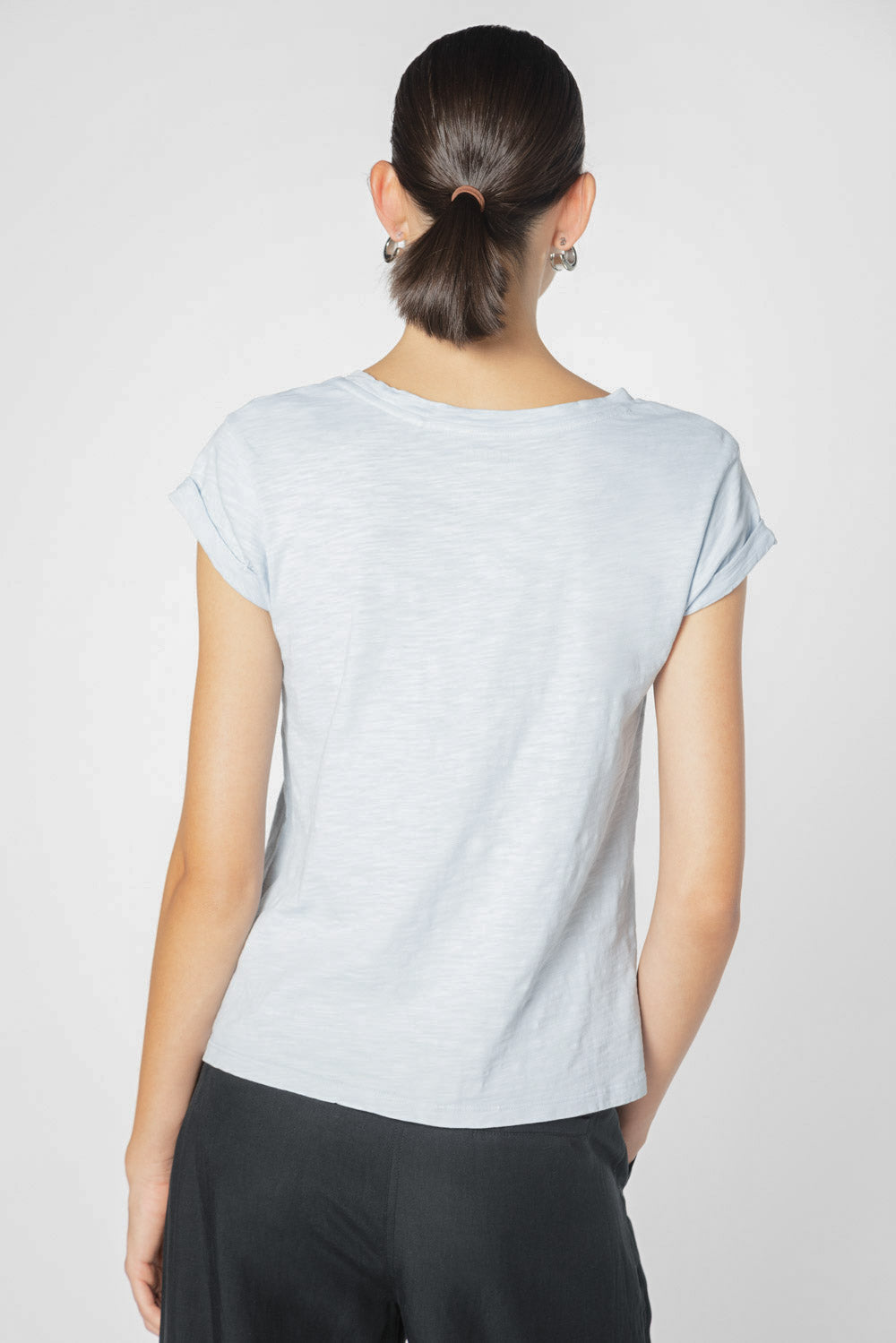Blusa Polera Francesca de la marca EV-2025-502, de tela suave en color neutro, con cuello redondo y diseño moderno.