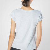 Blusa Polera Francesca de la marca EV-2025-502, de tela suave en color neutro, con cuello redondo y diseño moderno.