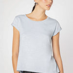 Polera Francesca de la marca EV-2025-502, blusa de tela suave en color neutro, con diseño moderno y cuello redondo.