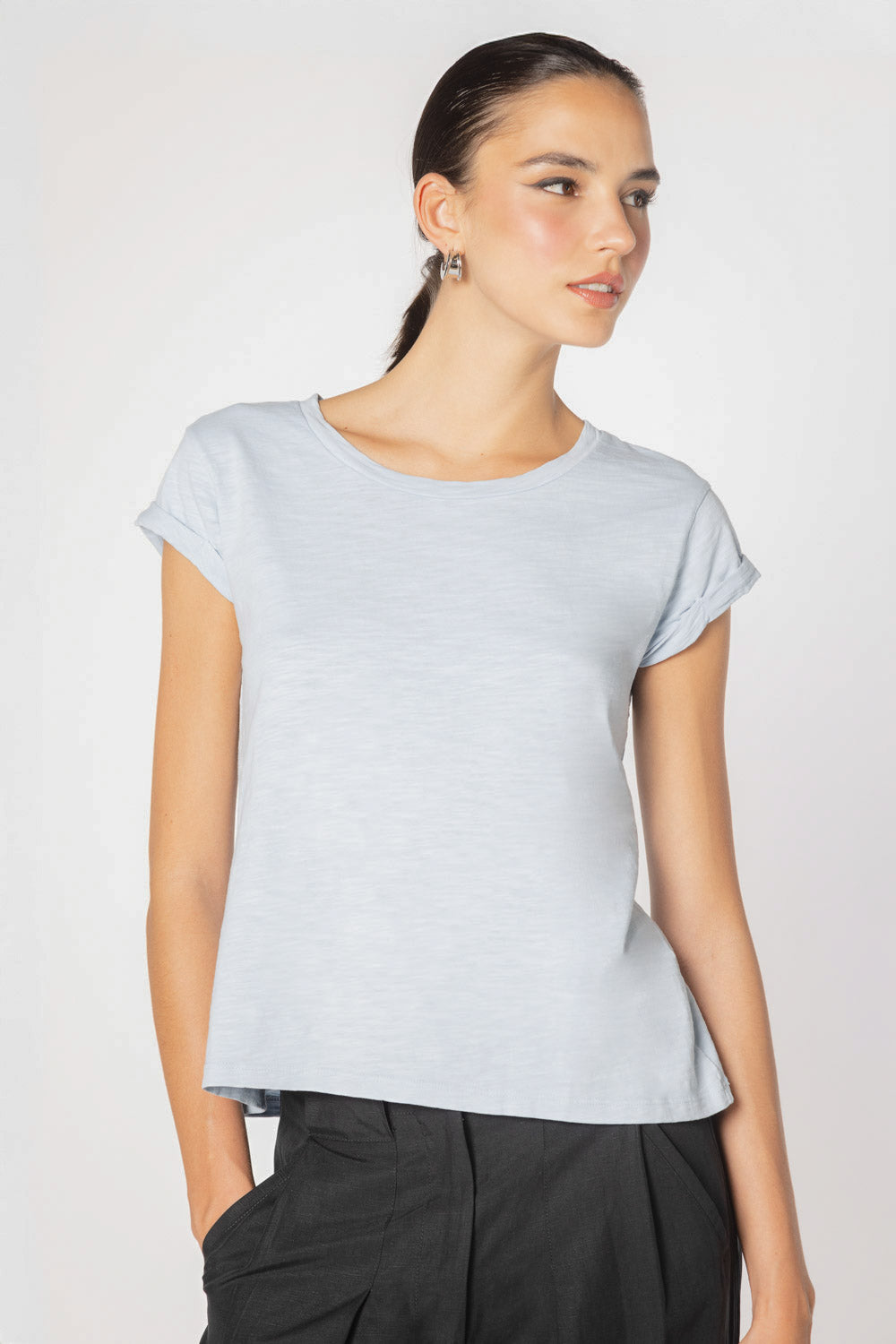 Polera Francesca de la marca EV-2025-502, blusa de tela suave en color neutro, con diseño moderno y cuello redondo.