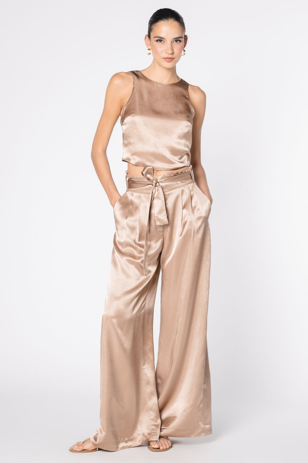 Pantalón Lonné de la marca FV-2025-800, pantalones casuales en color oscuro, con ajuste cómodo y diseño moderno.