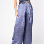 Pantalón Kirse de la marca FV-2025-803 en color oscuro, con corte recto y cinturilla con cinturón, visible en la imagen.