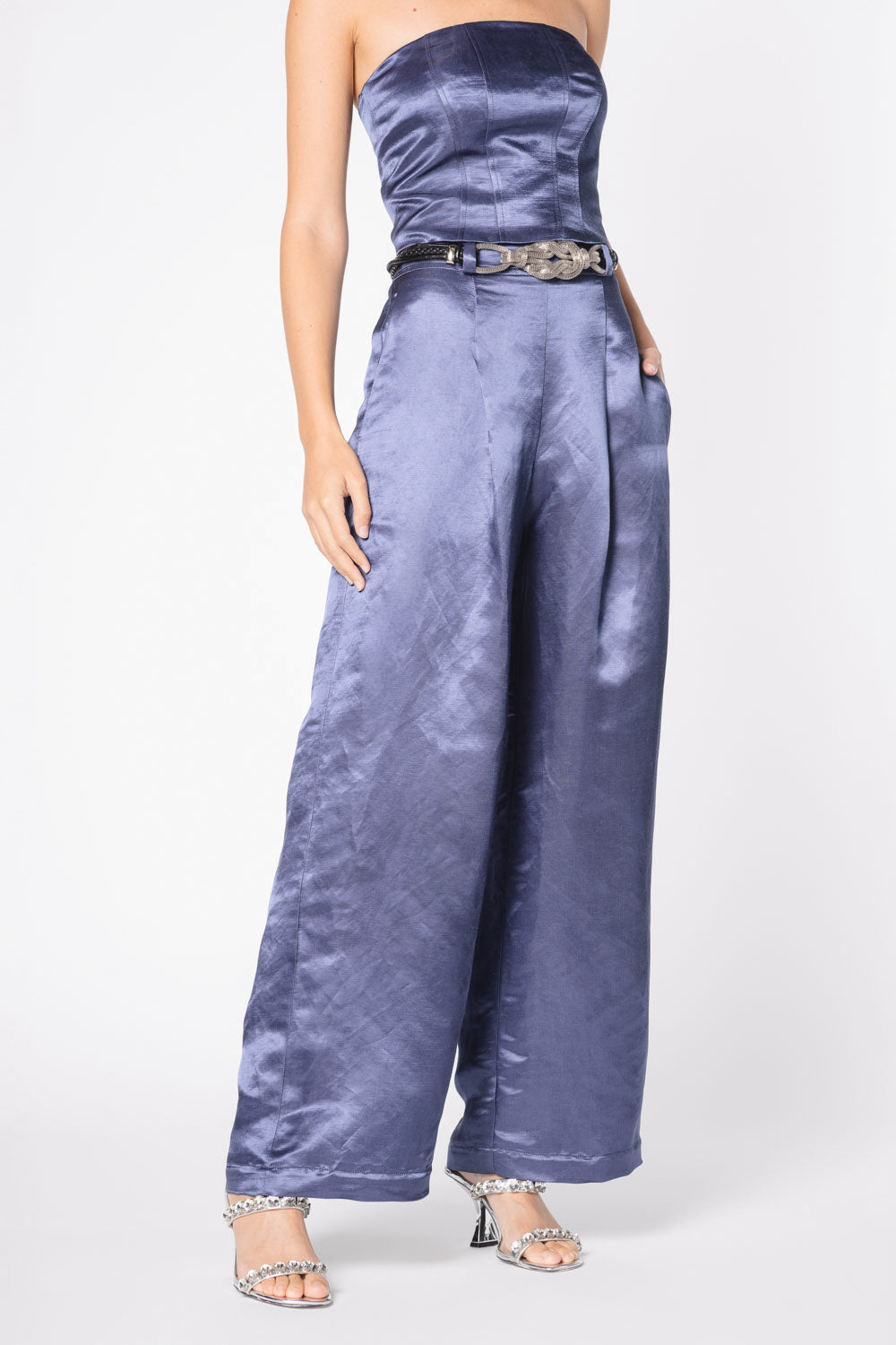 Pantalón Kirse de la marca FV-2025-803 en color oscuro, con corte recto y cinturilla con cinturón, visible en la imagen.