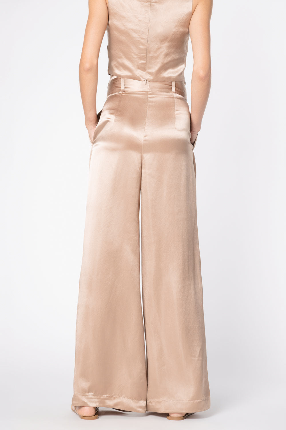 Pantalones Lonné de la marca FV-2025-800, pantalones largos en color neutro, mostrados en un estilo casual y cómodo.