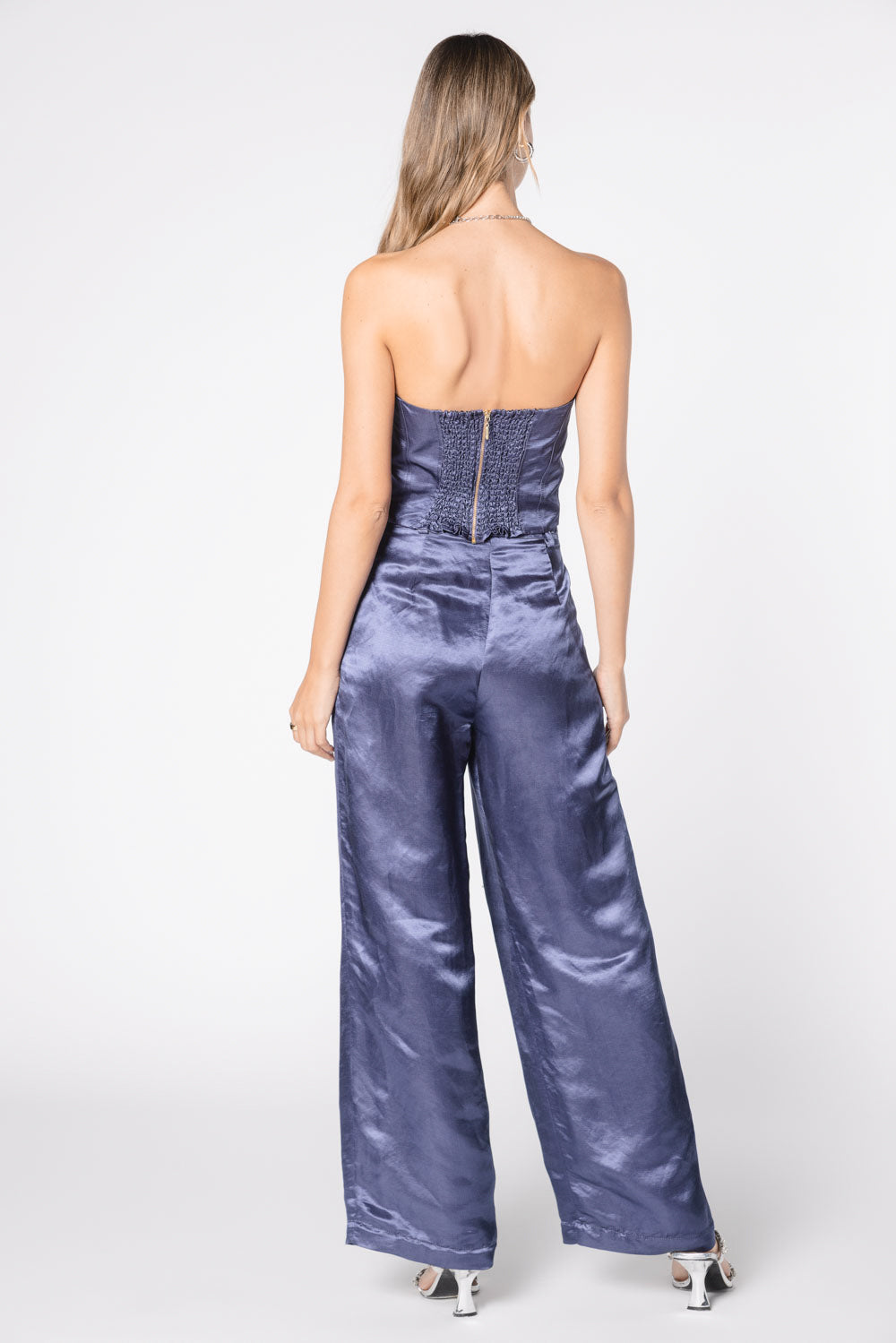 Pantalón FV-2025-803 Kirse en color oscuro, pantalones de moda con diseño ajustado y detalles en la cintura.