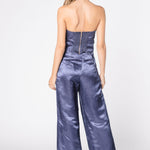 Pantalón FV-2025-803 Kirse en color oscuro, pantalones de moda con diseño ajustado y detalles en la cintura.