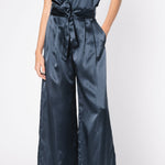 Pantalón Lonné de la marca FV-2025-800, pantalones largos de tela en color gris con bolsillos frontales.