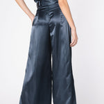 Pantalón Lonné de la marca FV-2025-800, pantalones de tela con diseño moderno y ajuste cómodo, en color gris claro.